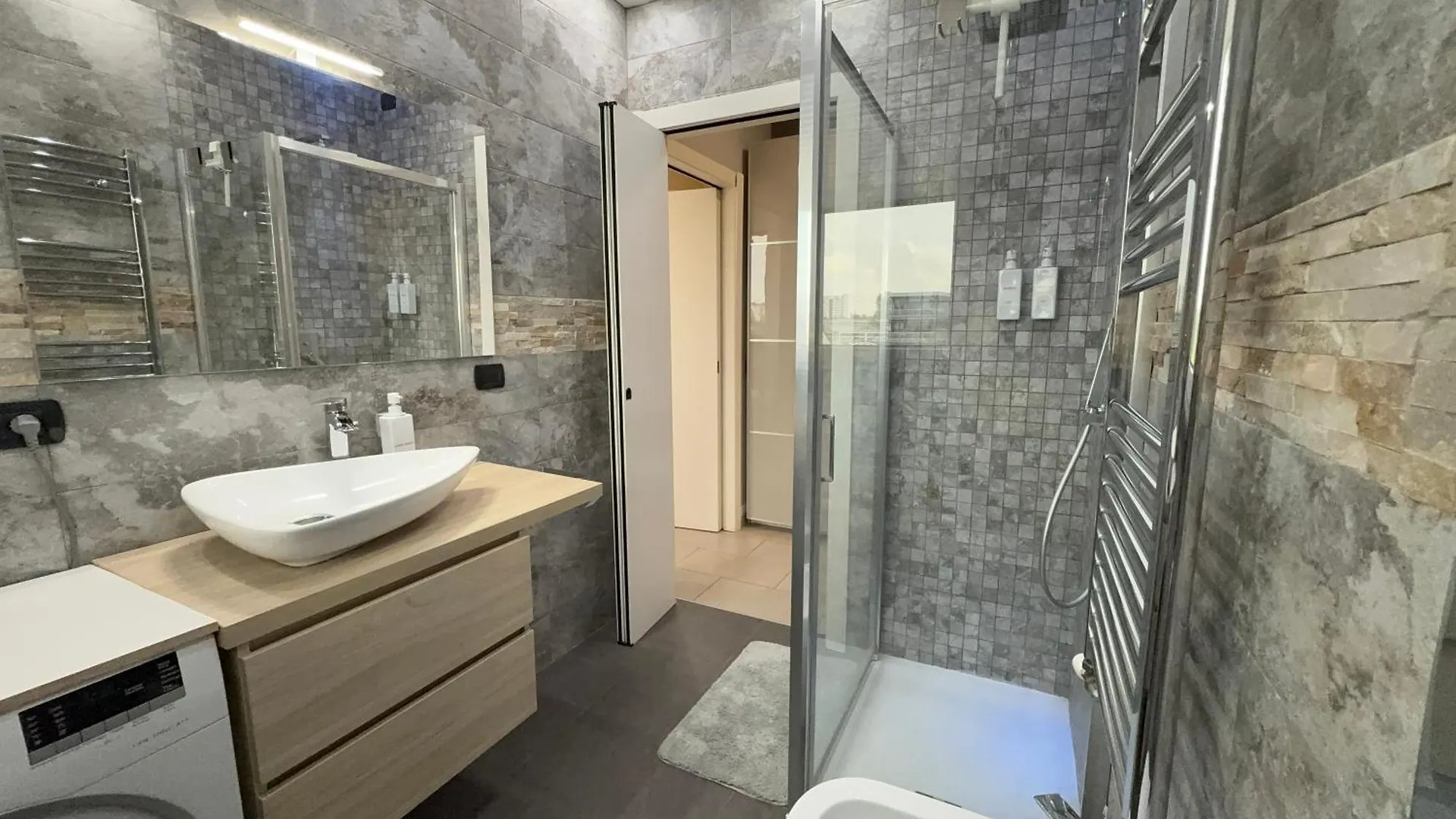 10 Minutes From Fiera Milano With Large Terrace 아파트