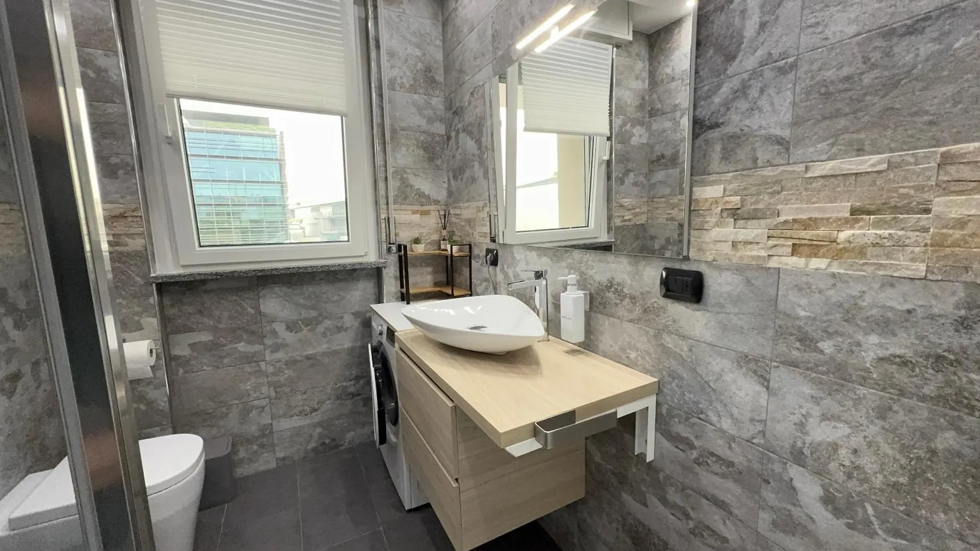 Appartement 10 Minutes From Fiera Milano With Large Terrace Milan